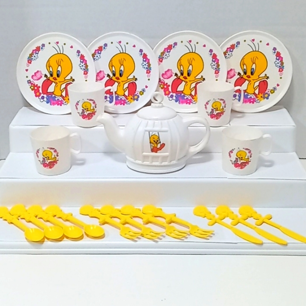 TWEETY BIRD PLASTIC TEA SET